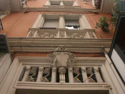 Foto 10. Un�altra palazzina dello stesso colore, anche se pi� semplice, presenta particolari decori che intercorrono fra una stanza e l�altra: foglie, fiori e colonnine in pietra donano importanza alla semplicit� del prospetto 